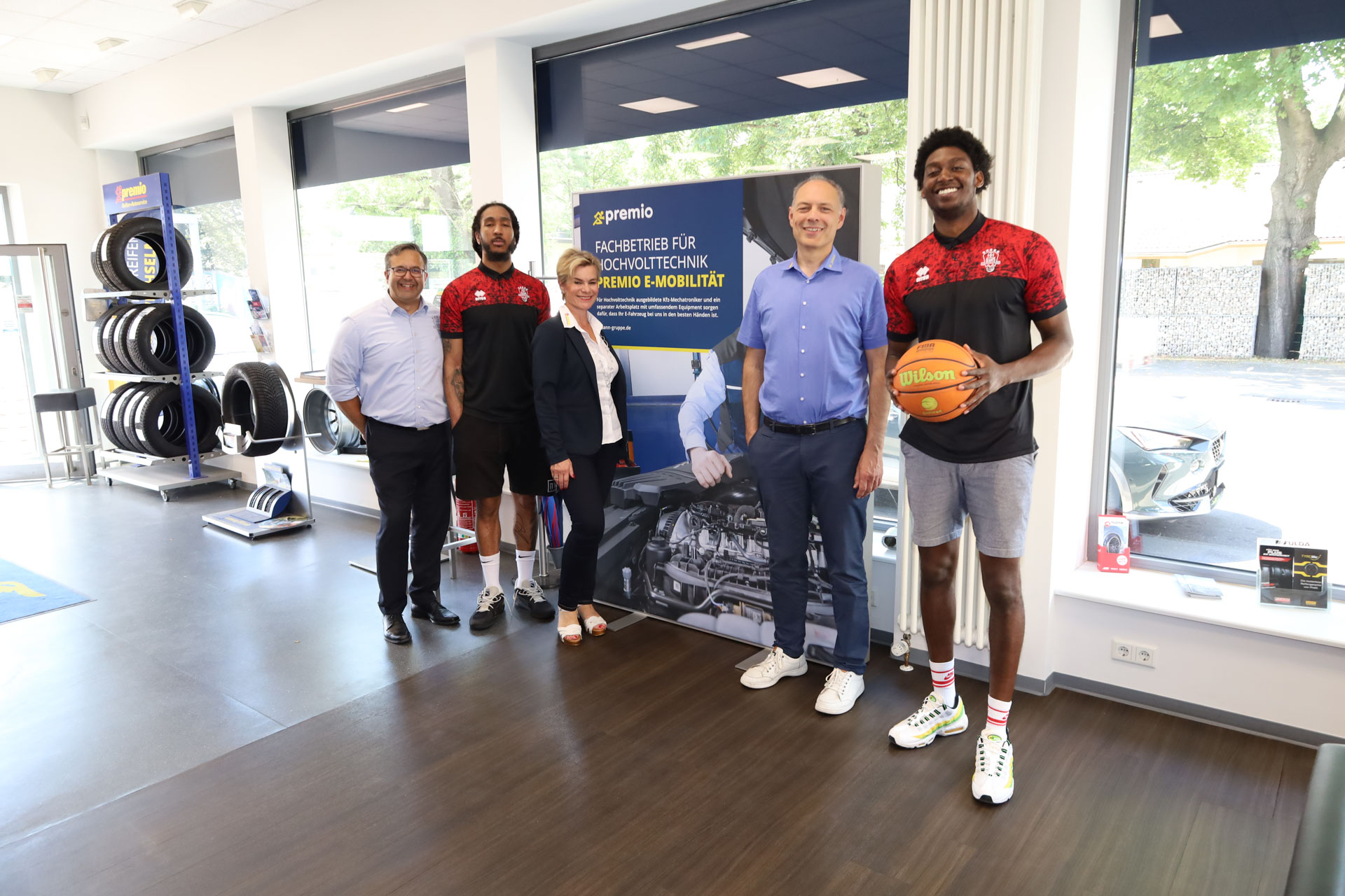 johann_giants_2.jpeg Ein Bild von Anne Sroka-Johann und Marc Johann mit Spielern der Bayer Giants in der Johann Filiale in Leverkusen