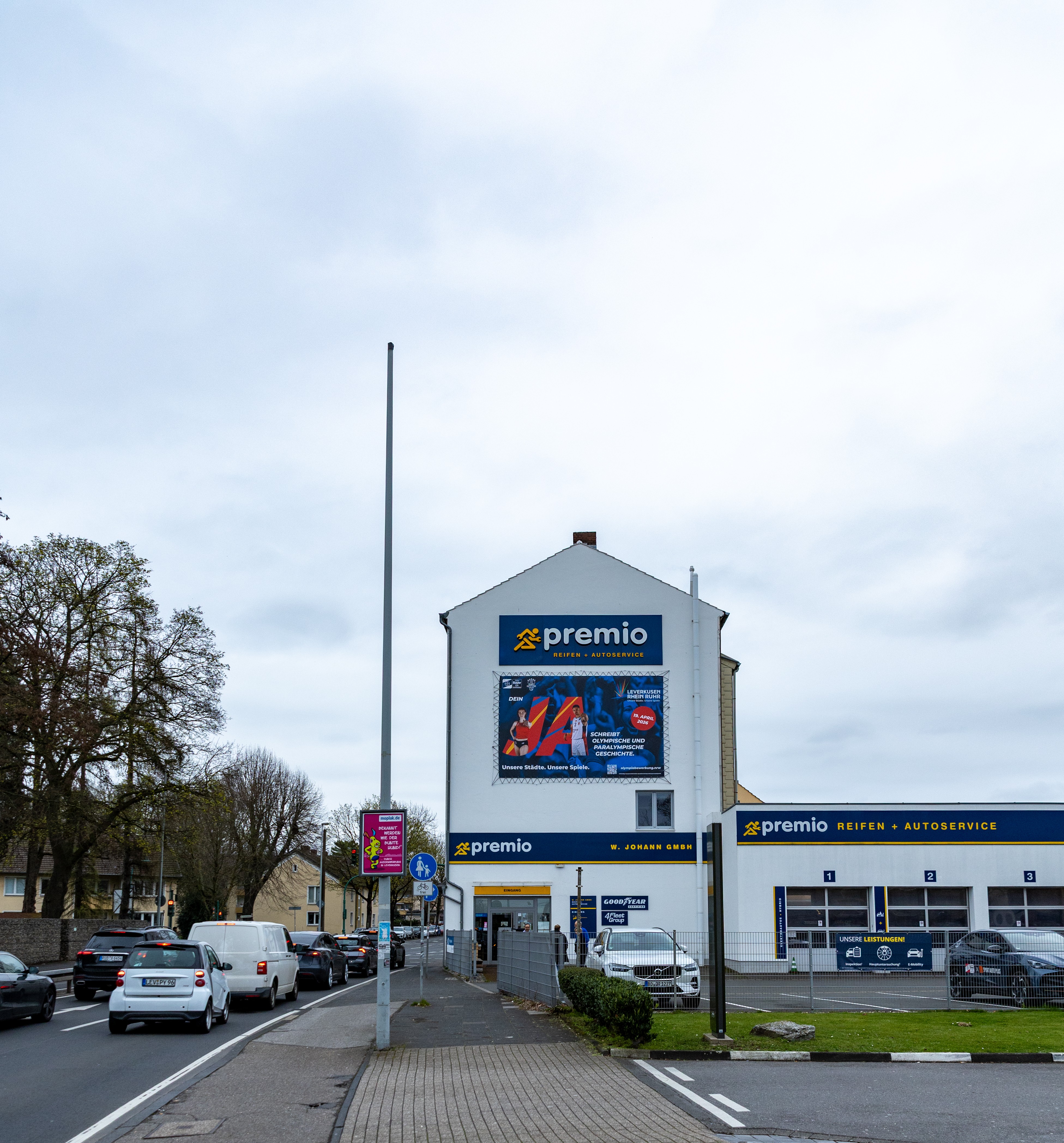 Der Premio Johann-Betrieb in Leverkusen mit dem neuen Olympia-Banner