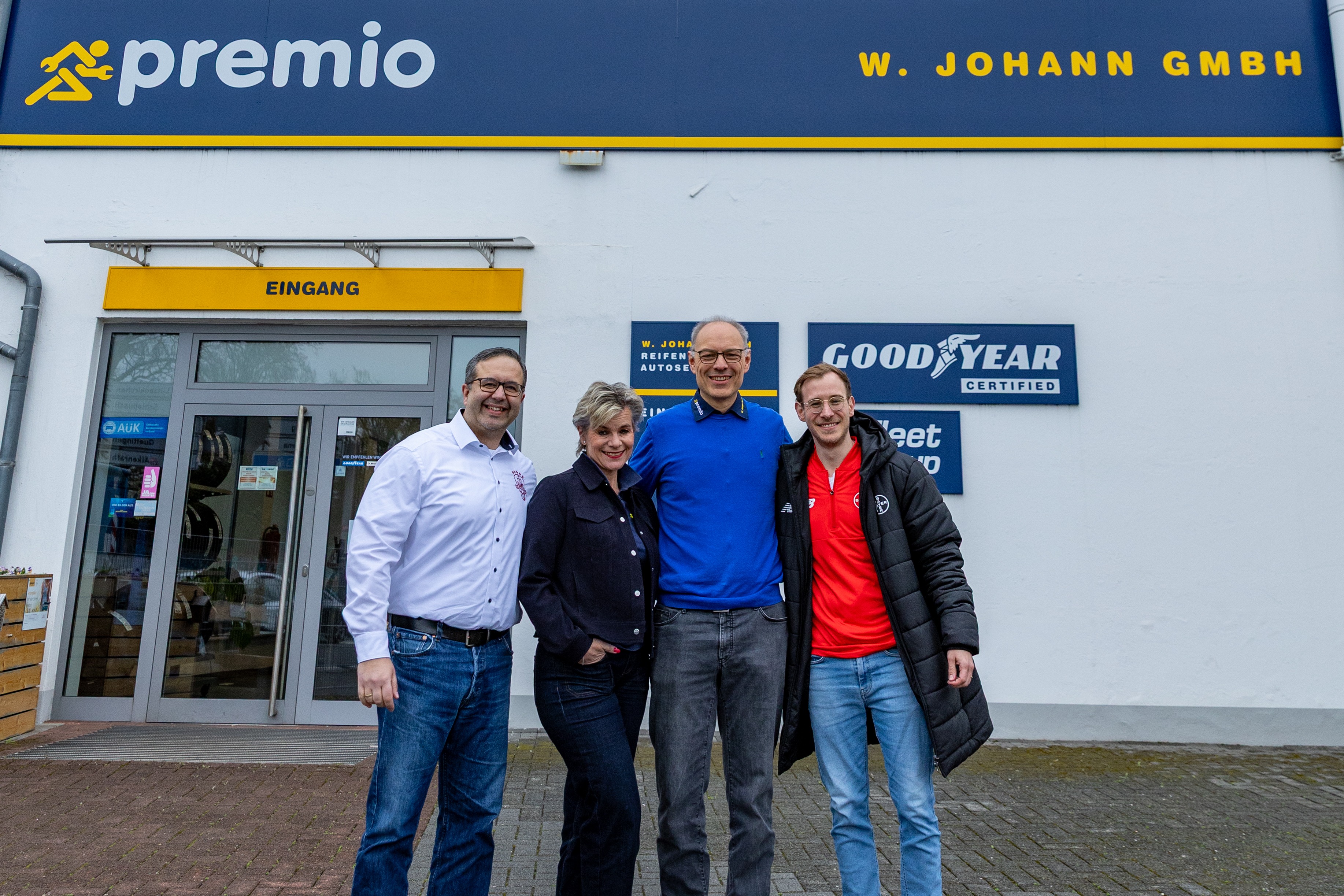 Marc Johann und Anne Sroka-Johann mit den wichtigen Vertretern des Leverkusener Sports, Herr Karlsbach und Herr Rahim